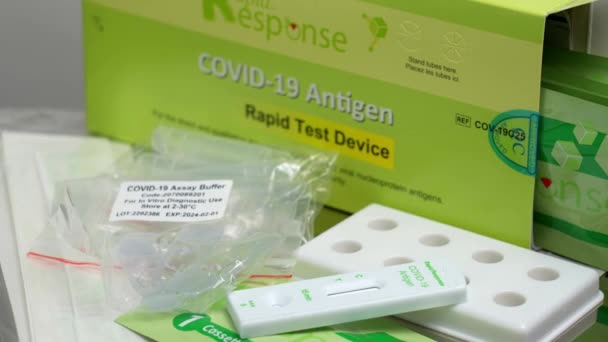 Toronto Ontario Kanada December 2022 Covid Snabbtest Kit Som Ges — Stockvideo