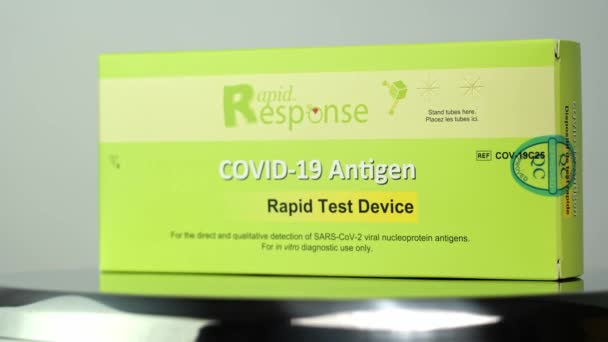 加拿大安大略省多伦多 2022年12月26日 Covid 19快速测试工具 提供给全省杂货店和药店的购物者 附有说明的快速抗原试剂盒 — 图库视频影像