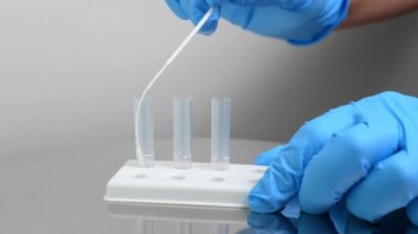 Hızlı antijen Covid 19 testi uygulayan kişi, burun ya da ağız örneklerini reaktif sıvıyla birlikte tampon tüpün içine koyarak kendi kendini test etti. Çünkü sadece tüp bebek kullanımında.