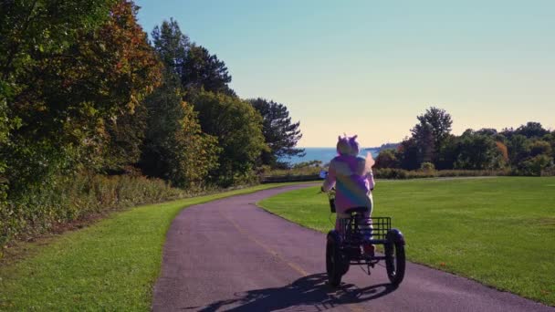 Ταξιδιώτρια Γυναίκα Ανόητο Φόρεμα Unicorn Pyjama Ιππασία Ηλεκτρικό Ποδήλατο Bike — Αρχείο Βίντεο