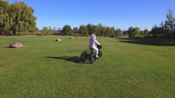 Kvinna Roliga Och Galna Färgglada Enhörning Klänning Poserar Elektrisk Cykel — Stockvideo