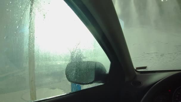 タッチ以下の車の洗浄で車の洗浄ブラシは 損傷から外を維持するために車を洗浄するために使用されません 運転室からの眺め 自己奉仕 — ストック動画
