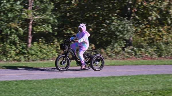 Ταξιδιώτρια Γυναίκα Ανόητο Φόρεμα Unicorn Pyjama Ιππασία Ηλεκτρικό Ποδήλατο Bike — Φωτογραφία Αρχείου