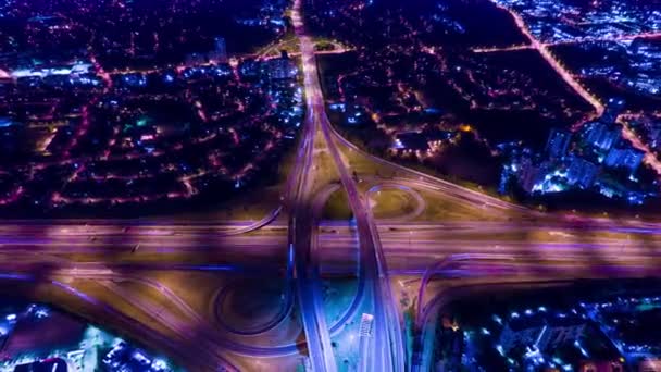 具有多车道公路和桥梁的公路天线时差 北美的高速车流已经过去了 多层次高速公路综合体的运输量 — 图库视频影像