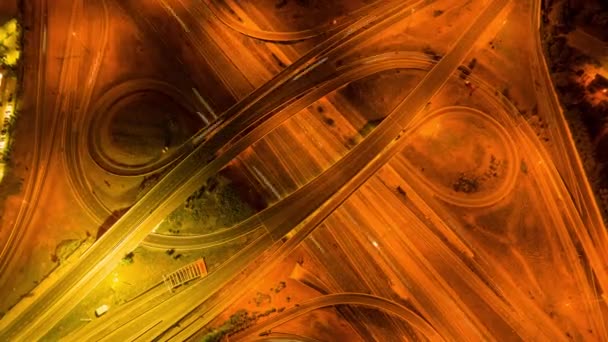 Зверху Вниз Повітрю Автомобілі Їдуть Швидкісній Дорозі Нічний Час Міський — стокове відео