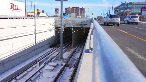 Lrt铁路沿着Eglinton大道 连接西部的丹尼斯山和东部的肯尼迪车站 地面轨道 改善过境服务 加拿大安大略省多伦多 2023年1月21日 — 图库视频影像