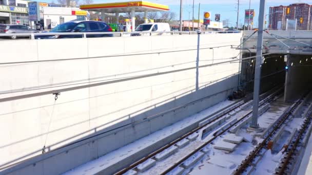 新的三节车厢轻轨的车辆Lrv沿着Eglinton大道的计划 New Eglinton Crosstown Lrt容量约500人 建设中 加拿大安大略省多伦多 2023年1月21日 — 图库视频影像