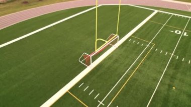 Rugby çim manzaralı. Yeşil çimen, beyaz boya çizgileri ve işaretleri olan bir futbol sahası. Güzel yeşil bir çevresi olan futbol ve futbol. Eğlence amaçlı etkinlik alanı.