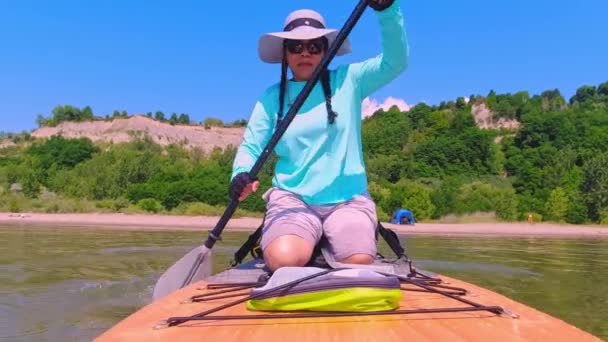 Τουριστική Γυναίκα Είναι Κωπηλασία Ένα Sup Σκάφους Ηλιόλουστη Μέρα Του — Αρχείο Βίντεο