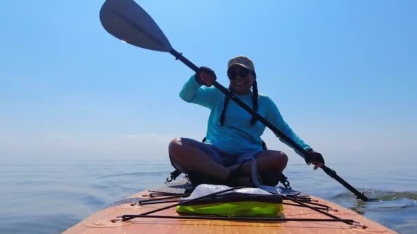 Жінка Їде Стендовому Дошці Суп Водні Види Спорту Веслами Воді — стокове відео
