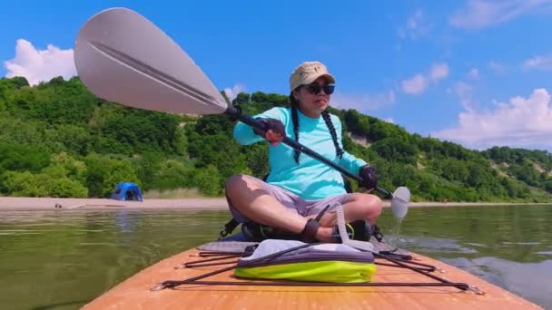 Sporty Woman Rowing Slow Motion While Sup Board Lake Beautiful — Stock Video