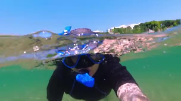 Zbliżenie Podzielony Widok Selfie Człowieka Nurkowanie Masce Nurkowanie Pod Wodą — Wideo stockowe
