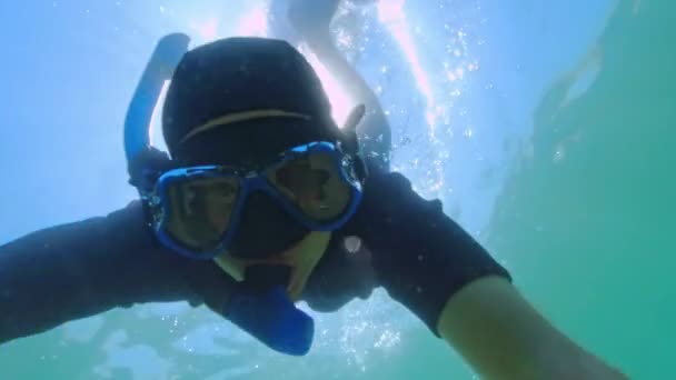 Man Swimming Snorkelling Crystal Clear Water Canadian Lake Underwater View — 图库视频影像