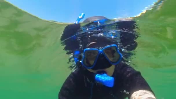 속에서 수영하는 마스크를 잠수복을 Selfie 자화상 Self Portrait 바다에서 자유롭게 — 비디오