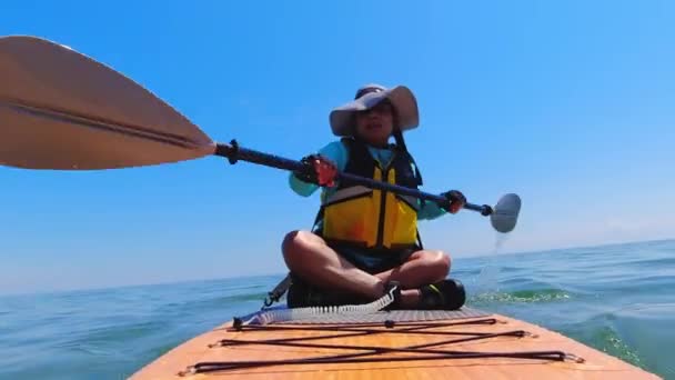 Женщина Гребёт Веслах Тихого Озера Активная Женщина Внедорожнике Посадка Зеленую — стоковое видео