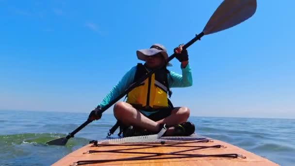 Female Doing Water Sport Summer Holidays Active Lifestyle Tourism Woman — Video