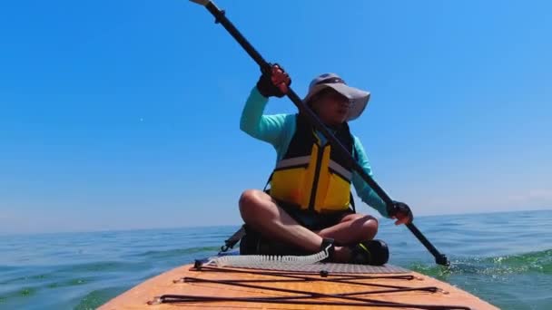 Туристична Жінка Веслує Сонячному Літньому Дні Програмою Позашляховика Активні Спортивні — стокове відео