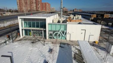 New Kennedy istasyonu camdan yapılmış, istasyondaki doğal ışık için tasarlanmış. Eglinton Crosstown LRT. İstasyonun girişinde Toronto, Ontario, Kanada - 6 Şubat 2023.