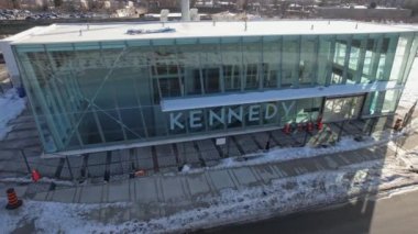 Crosstown LRT New Kennedy istasyonu, modern asansörler ve yürüyen merdivenler ile Toronto, Ontario, Kanada - 6 Şubat 2023.
