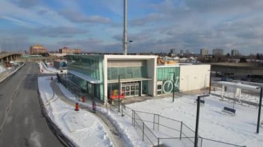 Yeni Eglinton Crosstown LRT istasyonunun inşaatı. Büyük Kennedy istasyon binası camdan yapılmış ve durgun. 25 istasyonlu hafif demiryolu hattı LRT: Toronto, Ontario, Kanada - 6 Şubat 2023.