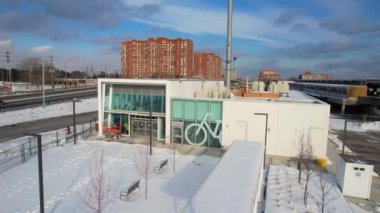 Kennedy İstasyonu, Eglinton Crosstown LRT istasyonu Kennedy ve Eglinton Toronto 'da. Yeni Crosstown LRT 'yi TTC Scarborough: Toronto, Ontario, Kanada - 6 Şubat 2023.