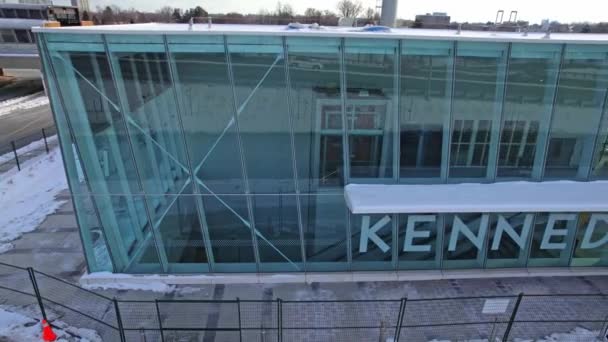 Crosstown Lrt Nueva Estación Kennedy Está Hecha Vidrio Incluye Ascensores — Vídeos de Stock