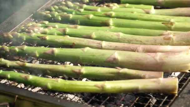 Bbq 그릴에 아스파라거스를 아스파라거스 참새풀을 목질로 숯으로 철재를 요리한다 채소에 — 비디오