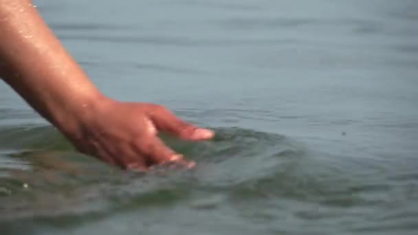 Kadın Yüzmeden Önce Ellerini Parmaklarını Göl Suyuna Koyuyor Doğa Meditasyondan — Stok video