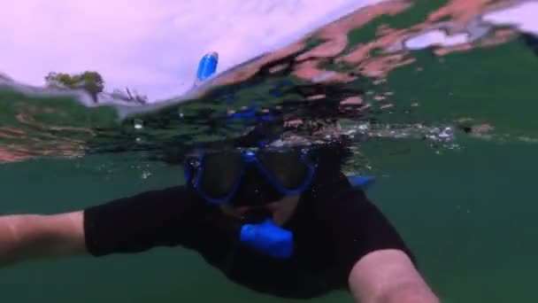 Close Split View Selfie Man Snorkelling Mask Dive Underwater Lake — 图库视频影像