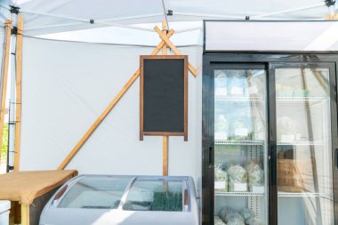 Toronto 'da sebze üreten kendi kendine kontrol edilen ya da kendi kendine hizmet veren organik çiftlikler. Buzdolabında taze sebzeler var. Kendin al ya da kendin al ve öde. Kendi kendine yeten bahçe sistemi.