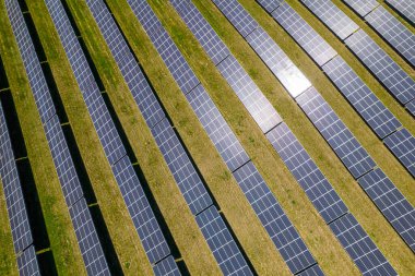 Pili şarj etmek için modern fotovoltaik güneş panelleri görüntüsü. Çiftlik arazisine kurulmuş sürdürülebilir enerji güneş panelleri. Yeşil enerji ve çevre ekolojisi kavramı. 