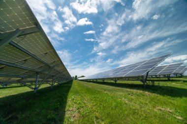 Güneş enerjisi yakalama istasyonu ve depolama tesisi. Güneş panelleri geniş geometrik görüntüyü çiftleştirir. Yenilenebilir çevre dostu enerji ve yeşil teknoloji karbon ayak izini ve çevresel etkiyi azaltıyor.