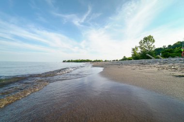 Kanada 'da Ontario Gölü. Su kıyısının yakınındaki kum ve dalgaların güzel ve geniş manzarası. Sessiz sakin ve huzurlu meditasyon noktası. 