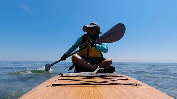 Woman Paddle Board Calm Lake Water Warm Summer Stand Paddle — Photo