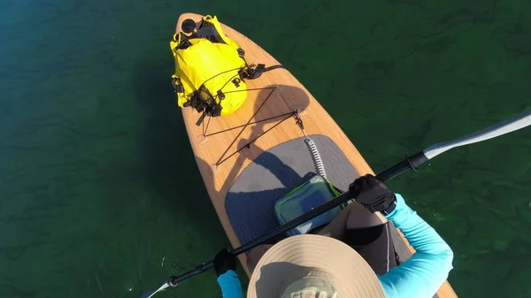 Mujer Remando Stand Paddle Board Lago Tranquilo Mujer Activa Tabla —  Fotos de Stock
