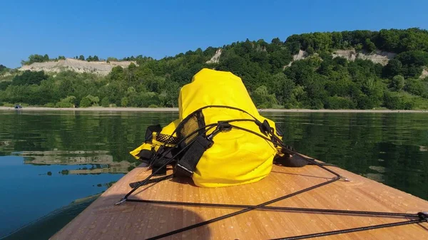 Pov Ansicht Des Paddelbretts Mit Sportausrüstung Outdoor Aktivitäten Gelbe Wasserdichte — Stockfoto