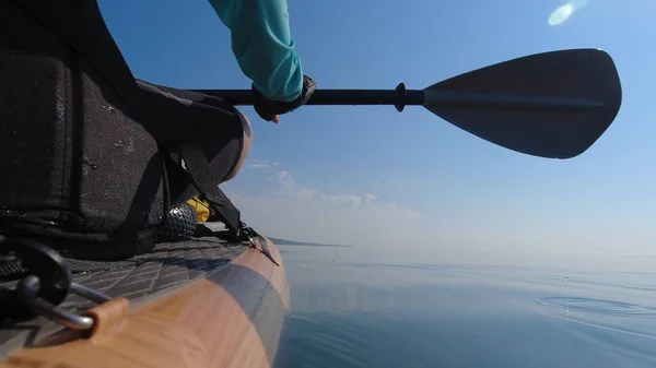 Achteraanzicht Van Paddle Board Outdoor Activiteiten Roeien Rustig Groot Meer — Stockfoto