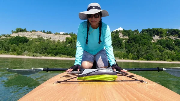 Kobieta Uprawia Sporty Wodne Podczas Wakacji Letnich Aktywny Styl Życia — Zdjęcie stockowe