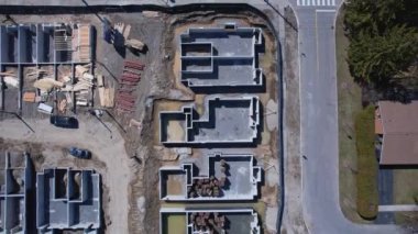 Belediye binasının çimento temeli inşaatı. Beton bodrum duvarları sıvı betondan ya da çimento takviyesinden yapılmıştır. Şehir konut vakfı inşaatı.