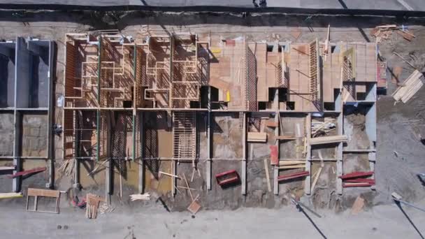 Zicht Vanuit Lucht Nieuwbouwwerf Houten Herenhuizen Gebouwen Met Betonnen Kelders — Stockvideo
