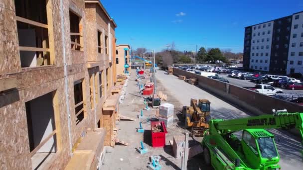 新しいタウンハウス建設開発サイト上の航空検査ビュー 木造のタウンハウス建設中の具体的な地下室と建物 新しい家と建物のサイト — ストック動画