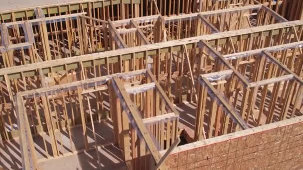 Hausanschlüsse Für Wände Wohnungsbau Dachbalken Bau Luftaufnahme Eines Unvollendeten Stadthauses — Stockvideo