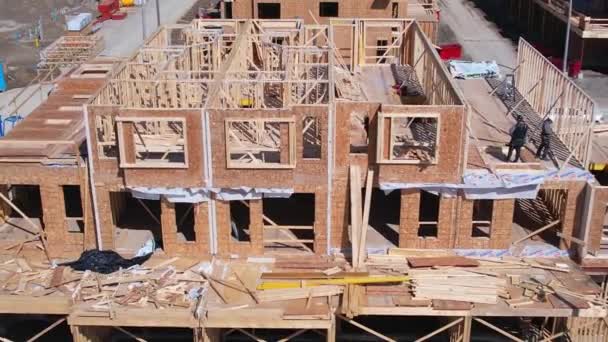 Amerikan Evinin Çatısı Ahşap Sopaların Üzerinde Tahta Şehir Evlerinin Inşaatı — Stok video