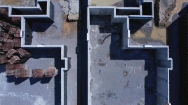 Belediye binasının çimento temeli inşaatı. Beton bodrum duvarları sıvı betondan ya da çimento takviyesinden yapılmıştır. Şehir konut vakfı inşaatı.