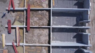 Belediye binasının çimento temeli inşaatı. Beton bodrum duvarları sıvı betondan ya da çimento takviyesinden yapılmıştır. Şehir konut vakfı inşaatı.