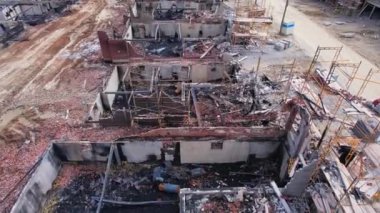 Vaughan, Ontario, Kanada 'da sıcak ve kuru havada çıkan büyük yangından sonra. Büyük Vaughan yangınında ev birimleri ağır hasar gördü. 12 Nisan 2023 'te Pine Valley Yolu ve Teston Yolu yakınında yangın çıktı.