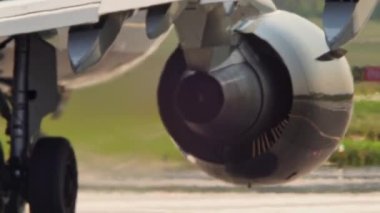 Yaz mevsiminden sonra havalanmadan önce uçağın motorlu jetine yaklaş. İklim değişikliğinin yol açtığı eşi görülmemiş ısı dalgası ve ısı sisi. Kuzey Amerika 'da sıcak hava dalgası.