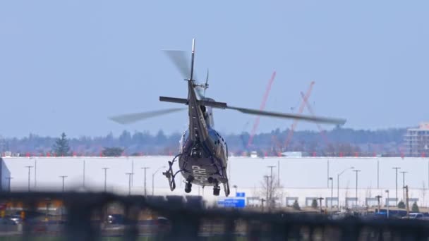 Helicóptero Polícia Voar Subir Para Céu Câmara Lenta Policeman Pilotos — Vídeo de Stock