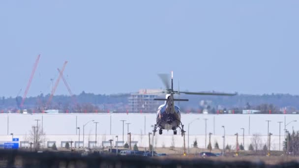 Politie Helikopter Vliegt Stijgt Naar Lucht Boven Stad Slow Motion — Stockvideo