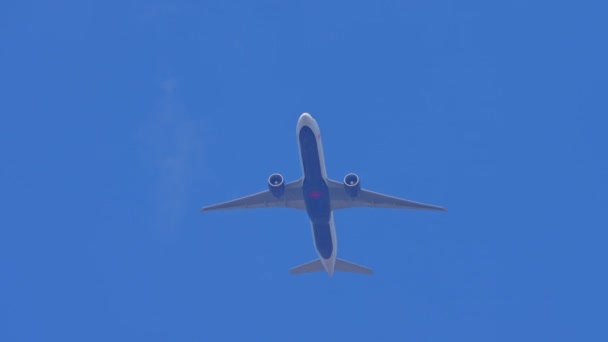 加拿大航空公司的飞机在机场附近从头顶飞过 飞机在飞行时俯瞰飞机底部 喷气式飞机在蓝天中起飞 — 图库视频影像